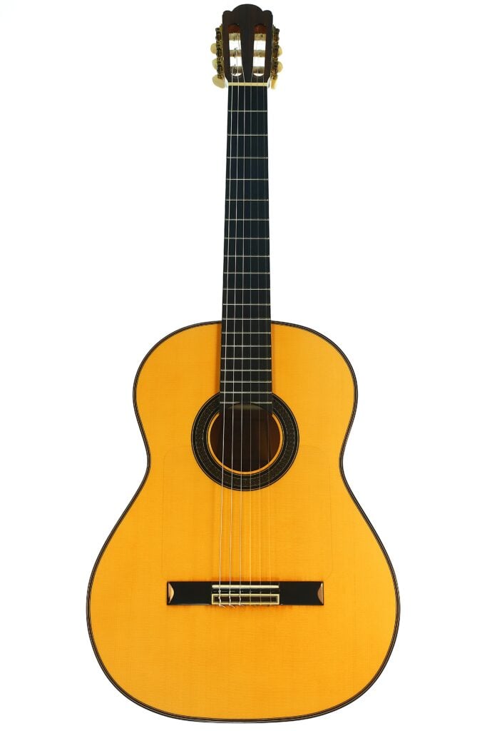 Antonio Aparicio Master Flamenco Gitarre mit einem hellen Holzkorpus, einem dunklen Griffbrett und einer Schutzplatte unterhalb des Schalllochs. Antonio Aparicio Master Flamenco Gitarre mit einem hellen Holzkorpus, einem dunklen Griffbrett und einer Schutzplatte unterhalb des Schalllochs.