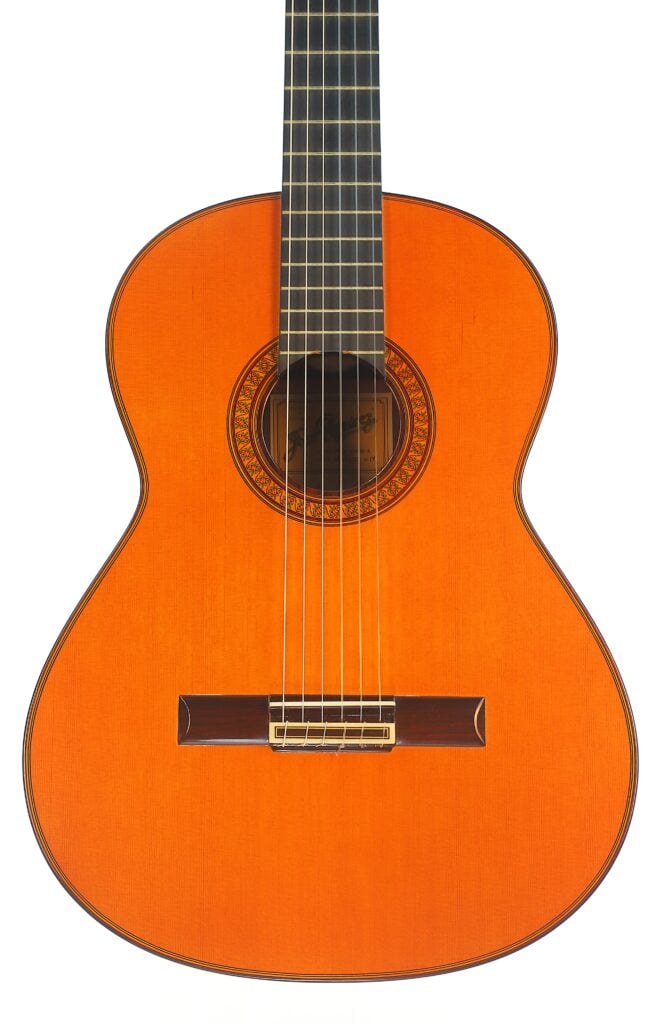 Jose Ramirez 1a 2019 C-650 Tradicional – klassische Gitarre mit helloranger Decke und einer detailreichen kreisförmigen Einlage um das Schallloch. Jose Ramirez 1a 2019 C-650 Tradicional – klassische Gitarre mit helloranger Decke und einer detailreichen kreisförmigen Einlage um das Schallloch.