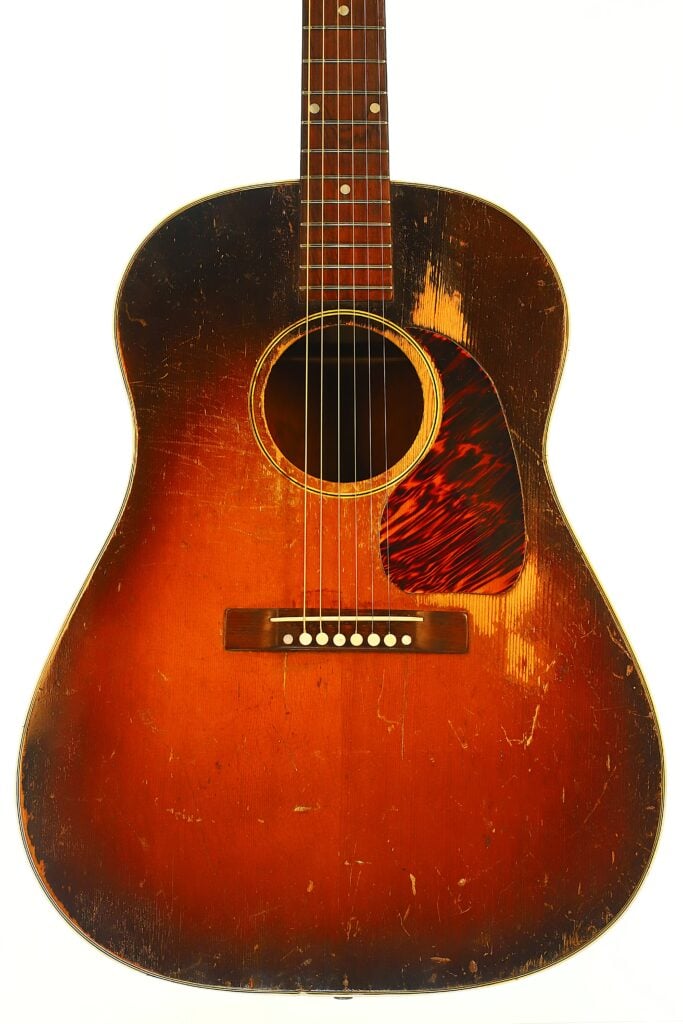 Eine Gibson J-45 aus dem Jahr 1943 im Sunburst-Finish, eine Banner-Akustikgitarre mit einem Pickguard aus Schildpatt. Eine Gibson J-45 aus dem Jahr 1943 im Sunburst-Finish, eine Banner-Akustikgitarre mit einem Pickguard aus Schildpatt.
