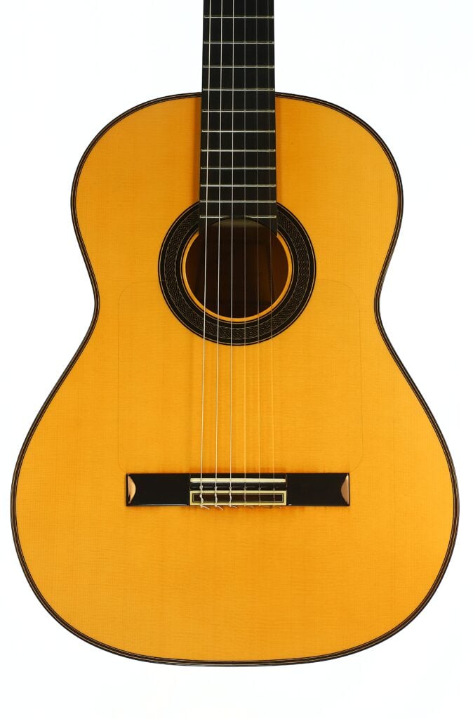 Antonio Aparicio Master Flamenco-Gitarre mit einem Korpus aus hellem Holz, einem dunklen Griffbrett und einer kunstvoll verzierten, runden Rosette um das Schallloch. Antonio Aparicio Master Flamenco-Gitarre mit einem Korpus aus hellem Holz, einem dunklen Griffbrett und einer kunstvoll verzierten, runden Rosette um das Schallloch.
