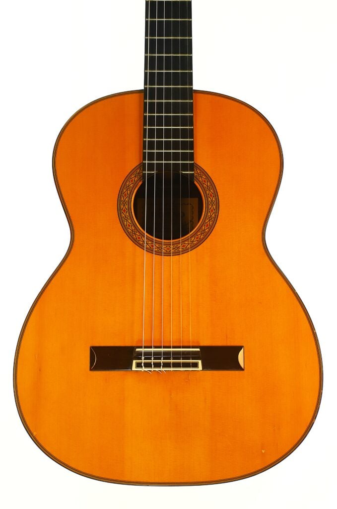 Masaru Kohno 1990 Professional J klassische Gitarre mit einem hellen Holzkorpus, einem dunklen Griffbrett und einer aufwendig gearbeiteten kreisförmigen Rosette. Masaru Kohno 1990 Professional J klassische Gitarre mit einem hellen Holzkorpus, einem dunklen Griffbrett und einer aufwendig gearbeiteten kreisförmigen Rosette.