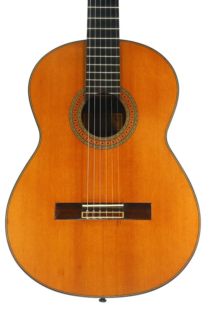 Richard Howell 1980 Klassische Gitarre mit einem hellen Korpus, einem dunklen Griffbrett und einer runden Zierrosette um das Schallloch. Richard Howell 1980 Klassische Gitarre mit einem hellen Korpus, einem dunklen Griffbrett und einer runden Zierrosette um das Schallloch.