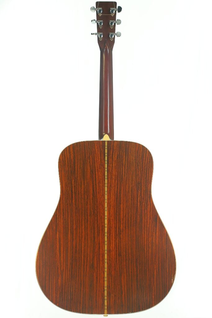Rückansicht einer Martin D-28 Akustikgitarre aus dem Jahr 1975, die die Maserung von Korpus und Hals sowie die verchromten Stimmmechaniken zeigt. Rückansicht einer Martin D-28 Akustikgitarre aus dem Jahr 1975, die die Maserung von Korpus und Hals sowie die verchromten Stimmmechaniken zeigt.