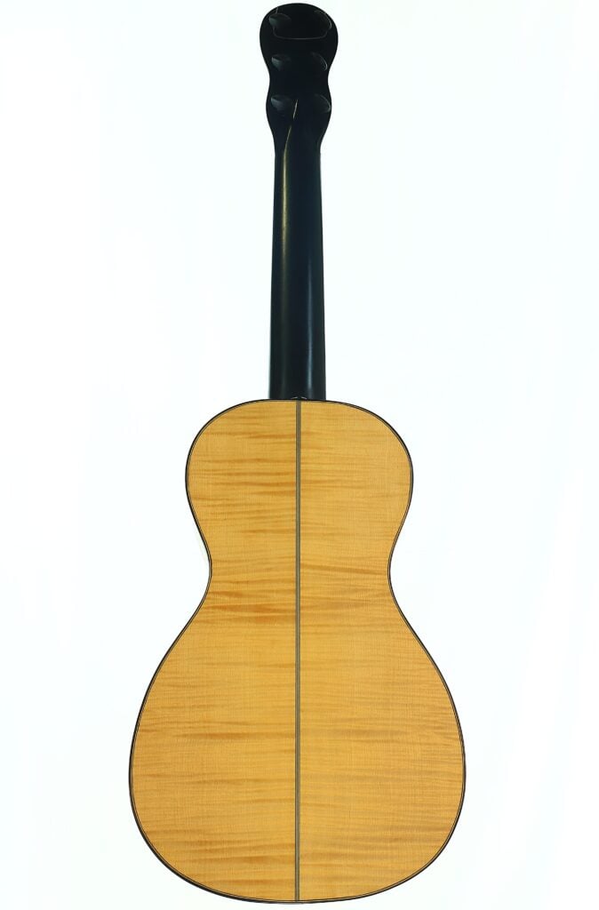 Rückansicht einer Lacote Romantikgitarre von Carlos Gass Castañeda aus dem Jahr 1995 mit einem Korpus aus hellem Holz sowie einem komplett schwarzen Hals und einer schwarzen Kopfplatte. Rückansicht einer Lacote Romantikgitarre von Carlos Gass Castañeda aus dem Jahr 1995 mit einem Korpus aus hellem Holz sowie einem komplett schwarzen Hals und einer schwarzen Kopfplatte.