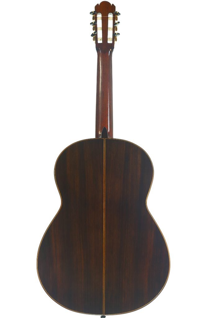 Rückansicht einer Klassische Gitarre von Richard Howell aus dem Jahr 1980 mit Korpus und Hals aus dunklem Holz, auf der die Stimmwirbel am Kopf zu sehen sind. Rückansicht einer Klassische Gitarre von Richard Howell aus dem Jahr 1980 mit Korpus und Hals aus dunklem Holz, auf der die Stimmwirbel am Kopf zu sehen sind.