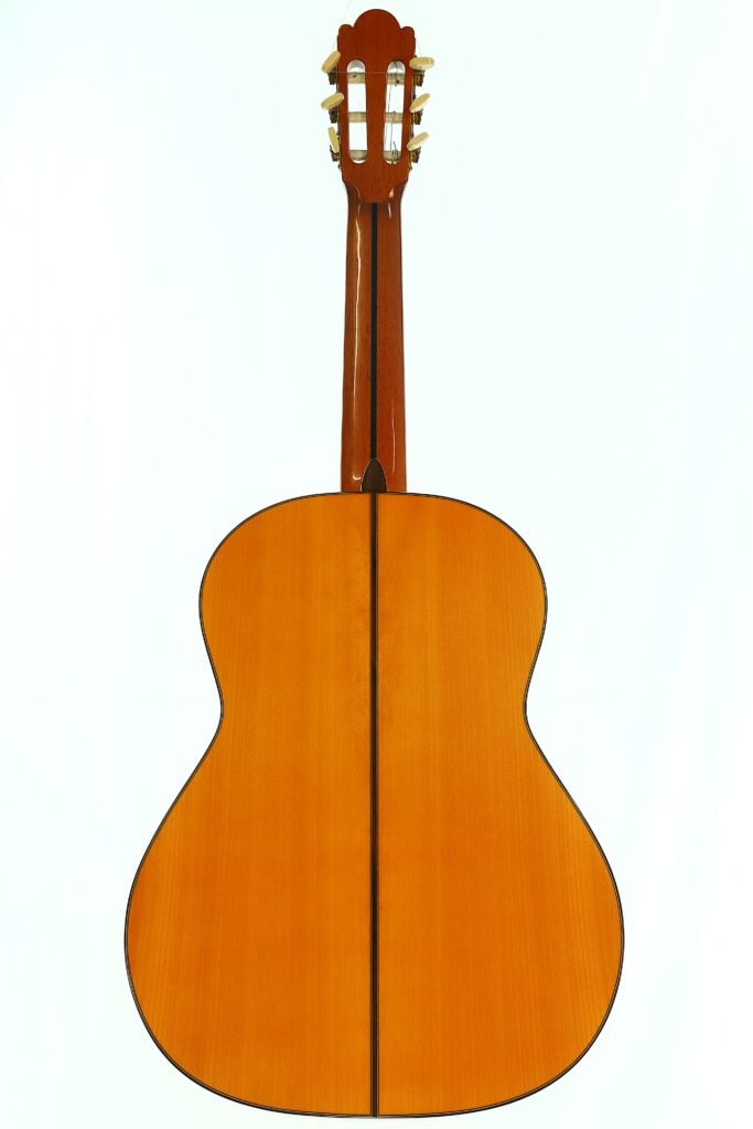 Rückansicht einer Antonio Aparicio Master Flamenco-Gitarre, die den Holzkorpus und den Hals zeigt. Rückansicht einer Antonio Aparicio Master Flamenco-Gitarre, die den Holzkorpus und den Hals zeigt.