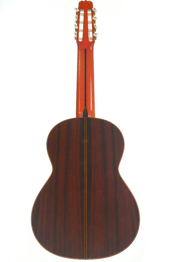 Rückansicht einer 8-saitigen klassischen Gitarre von Jose Ramirez aus dem Jahr 1984 mit einem Korpus aus dunklem Holz und einem Hals aus hellem Holz. Rückansicht einer 8-saitigen klassischen Gitarre von Jose Ramirez aus dem Jahr 1984 mit einem Korpus aus dunklem Holz und einem Hals aus hellem Holz.
