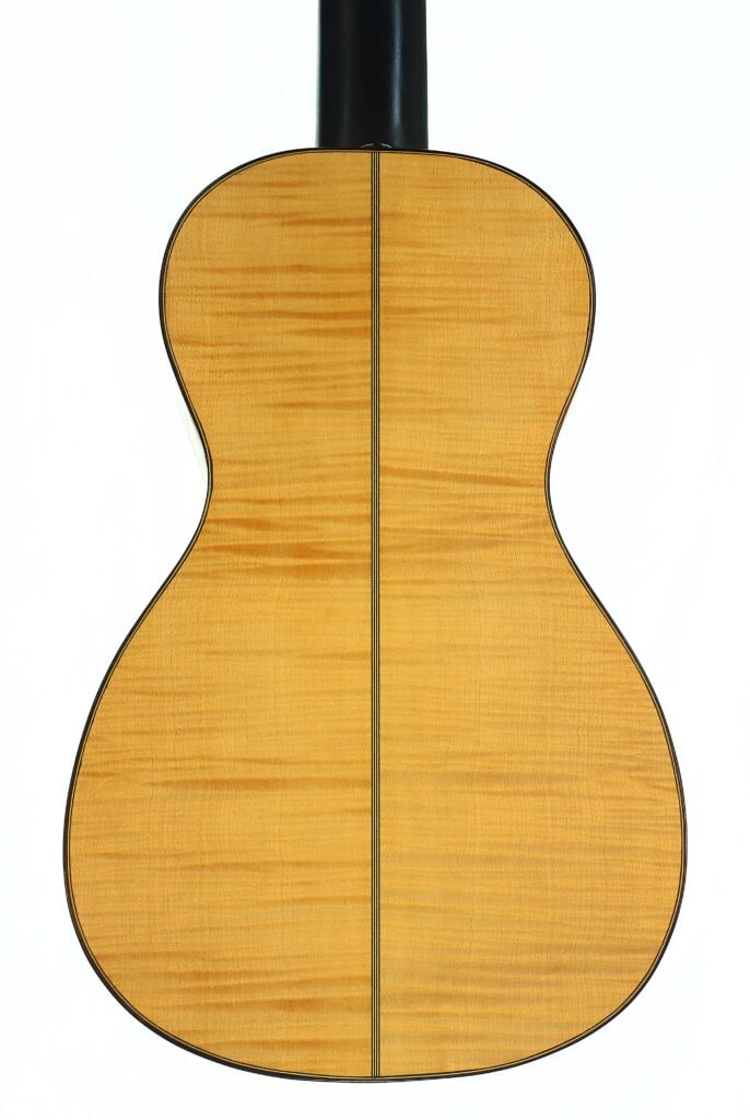 Die Rückseite einer Lacote Romantikgitarre von Carlos Gass Castañeda aus dem Jahr 1995 mit einem hellen Holzkorpus und einem dunklen Hals. Die Rückseite einer Lacote Romantikgitarre von Carlos Gass Castañeda aus dem Jahr 1995 mit einem hellen Holzkorpus und einem dunklen Hals.