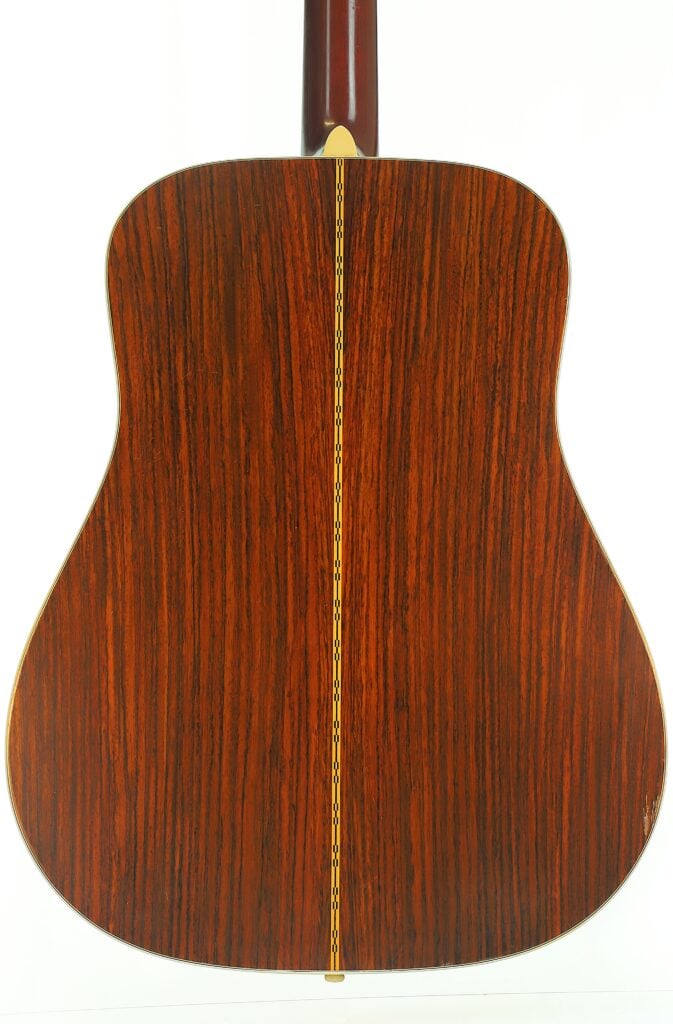 Rückansicht des Korpus einer Martin D-28 Akustikgitarre aus dem Jahr 1975, die die Holzmaserung und die Einlage an der Mittelnaht zeigt. Rückansicht des Korpus einer Martin D-28 Akustikgitarre aus dem Jahr 1975, die die Holzmaserung und die Einlage an der Mittelnaht zeigt.