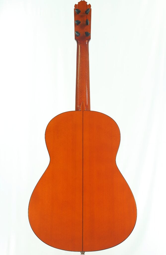 Rückansicht einer Manuel Contreras 1a Flamenco-Gitarre aus dem Jahr 1977, die den Holzkorpus und den Kopf zeigt. Rückansicht einer Manuel Contreras 1a Flamenco-Gitarre aus dem Jahr 1977, die den Holzkorpus und den Kopf zeigt.