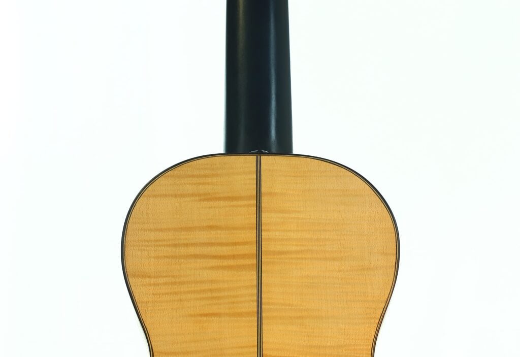 Rückseite einer Lacote Romantikgitarre von Carlos Gass Castañeda, Modell 1995, mit hellem Korpus und dunklem Hals vor weißem Hintergrund. Rückseite einer Lacote Romantikgitarre von Carlos Gass Castañeda, Modell 1995, mit hellem Korpus und dunklem Hals vor weißem Hintergrund.