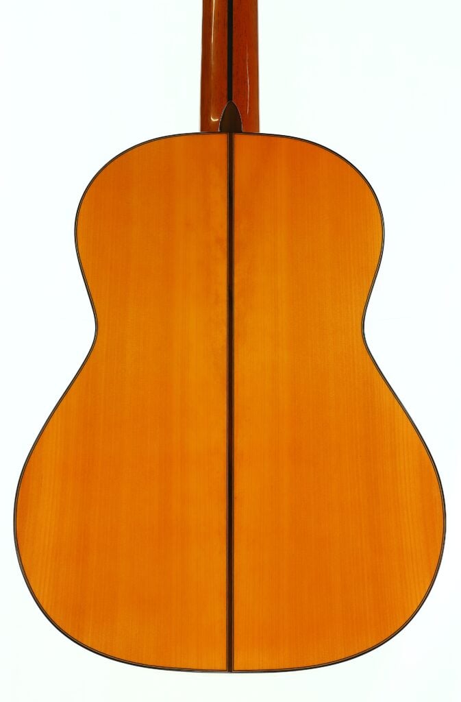 Rückansicht einer Antonio Aparicio Master Flamenco-Gitarre, die den Holzkorpus und den Hals zeigt. Rückansicht einer Antonio Aparicio Master Flamenco-Gitarre, die den Holzkorpus und den Hals zeigt.