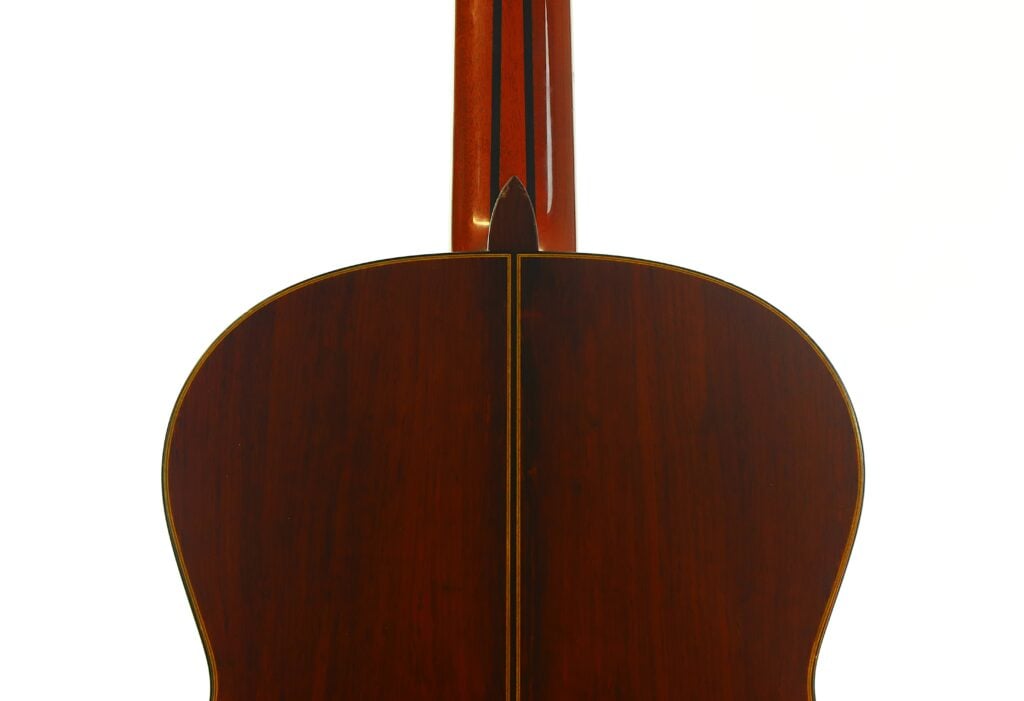 Rückansicht des Korpus und des Halses der Masaru Kohno 1990 Professional J Klassische Gitarre. Rückansicht des Korpus und des Halses der Masaru Kohno 1990 Professional J Klassische Gitarre.