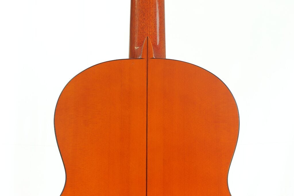Die Rückseite des Korpus einer Manuel Contreras 1a Flamenco-Gitarre aus dem Jahr 1977, auf der der Halsfuß und die Mittelnaht zu sehen sind. Die Rückseite des Korpus einer Manuel Contreras 1a Flamenco-Gitarre aus dem Jahr 1977, auf der der Halsfuß und die Mittelnaht zu sehen sind.