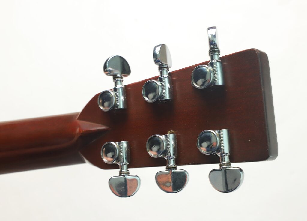 Die Rückseite des Kopfes einer Martin D-28 Akustikgitarre aus dem Jahr 1975 mit sechs verchromten Stimmwirbeln. Die Rückseite des Kopfes einer Martin D-28 Akustikgitarre aus dem Jahr 1975 mit sechs verchromten Stimmwirbeln.