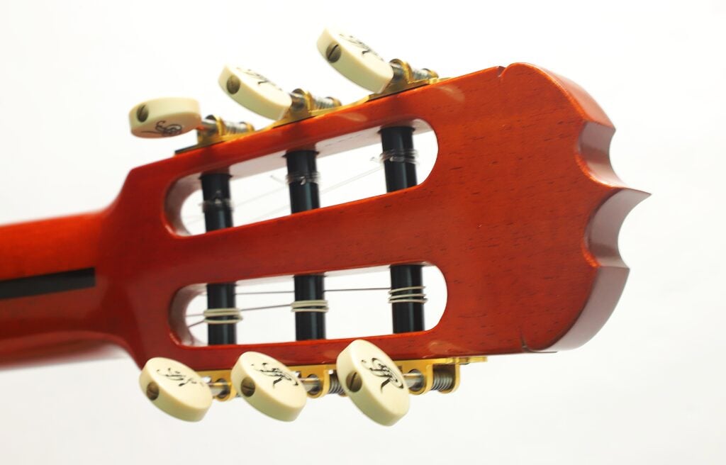 Geschlitzter Kopf einer Jose Ramirez 1a 2019 C-650 Tradicional Klassische Gitarre mit sechs Stimmwirbeln. Geschlitzter Kopf einer Jose Ramirez 1a 2019 C-650 Tradicional Klassische Gitarre mit sechs Stimmwirbeln.