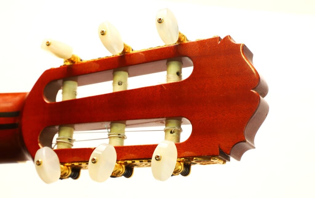 Kopfplatte einer Masaru Kohno 1990 Professional J Klassische Gitarre mit Stimmwirbeln und hellen Stimmknöpfen. Kopfplatte einer Masaru Kohno 1990 Professional J Klassische Gitarre mit Stimmwirbeln und hellen Stimmknöpfen.