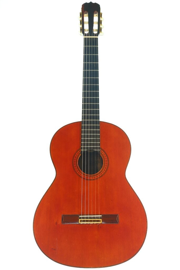 Jose Ramirez 1a 1968 Klassische Gitarre mit einem Korpus aus dunklem Holz, einer runden Rosette um das Schallloch und hellen Stimmwirbeln. Jose Ramirez 1a 1968 Klassische Gitarre mit einem Korpus aus dunklem Holz, einer runden Rosette um das Schallloch und hellen Stimmwirbeln.