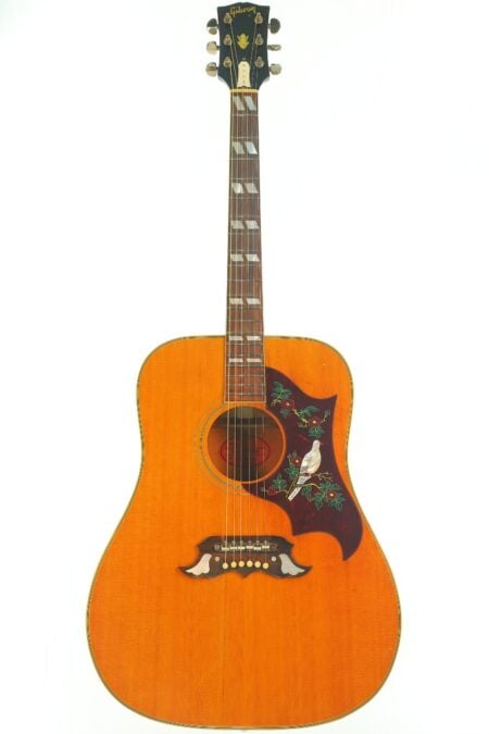 Gibson Dove 1968 Akustikgitarre mit einer Tauben-Einlage auf dem Schlagbrett und dem Steg.