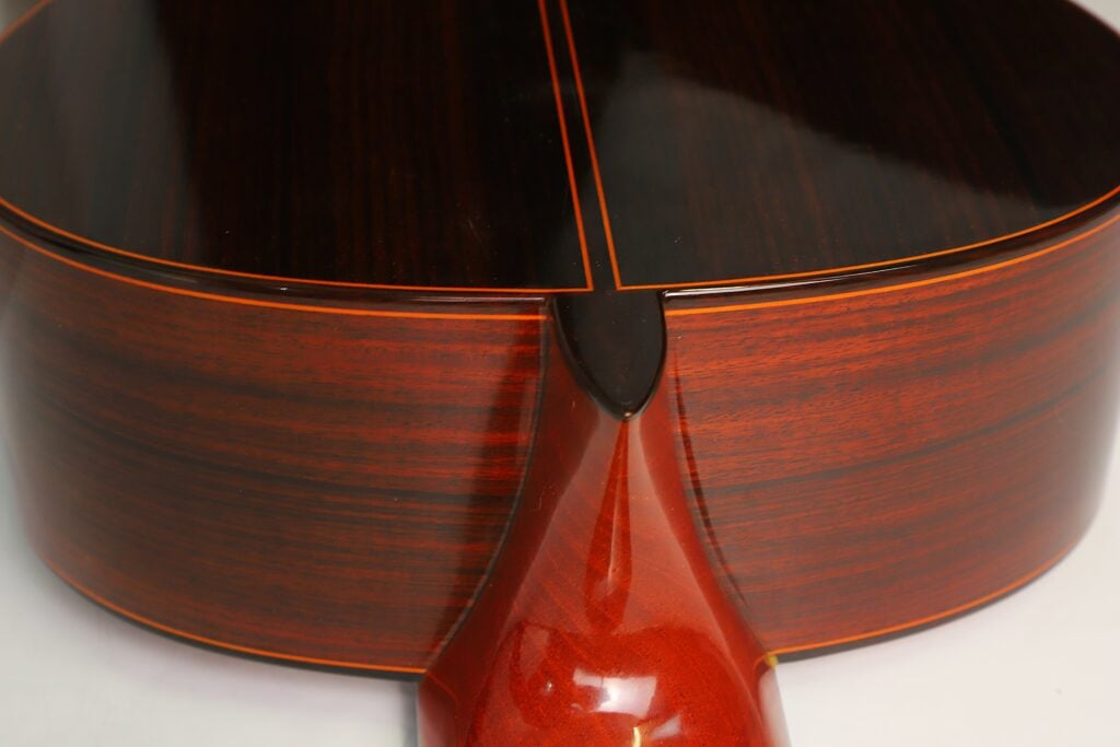 Nahaufnahme des Halsfußes und des Korpus einer 8-saitigen klassischen Gitarre von Jose Ramirez aus dem Jahr 1984. Nahaufnahme des Halsfußes und des Korpus einer 8-saitigen klassischen Gitarre von Jose Ramirez aus dem Jahr 1984.