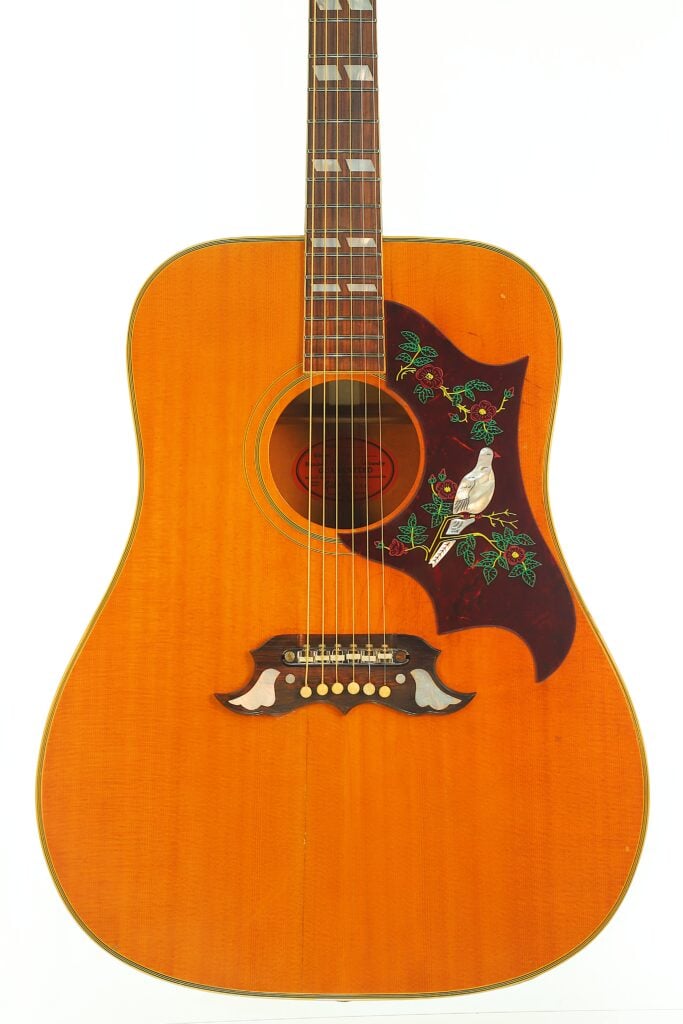 Gibson Dove 1968 Akustikgitarre mit einem Schlagbrett mit Vogel- und Blumenintarsien sowie einem Steg mit flügelförmigen Intarsien. Gibson Dove 1968 Akustikgitarre mit einem Schlagbrett mit Vogel- und Blumenintarsien sowie einem Steg mit flügelförmigen Intarsien.