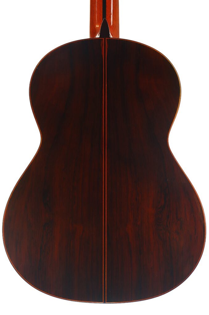 Rückansicht des Korpus einer Jose Ramirez 1a 1968 Klassische Gitarre, die eine dunkle Holzmaserung mit einer Naht in der Mitte zeigt. Rückansicht des Korpus einer Jose Ramirez 1a 1968 Klassische Gitarre, die eine dunkle Holzmaserung mit einer Naht in der Mitte zeigt.