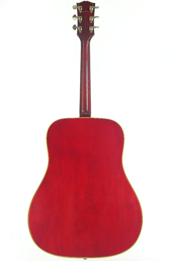 Die Rückansicht einer kirschroten Gibson Dove Akustikgitarre aus dem Jahr 1968 mit langem Hals und verchromten Stimmwirbeln. Die Rückansicht einer kirschroten Gibson Dove Akustikgitarre aus dem Jahr 1968 mit langem Hals und verchromten Stimmwirbeln.