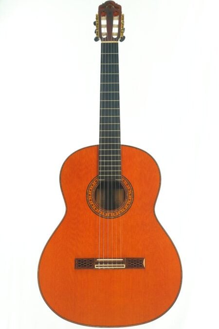 Eine Hopf Gran Concertio 2000 Klassische Gitarre, eine klassische Akustikgitarre mit dunklem Griffbrett und einer kunstvoll verzierten, runden Rosette um das Schallloch.