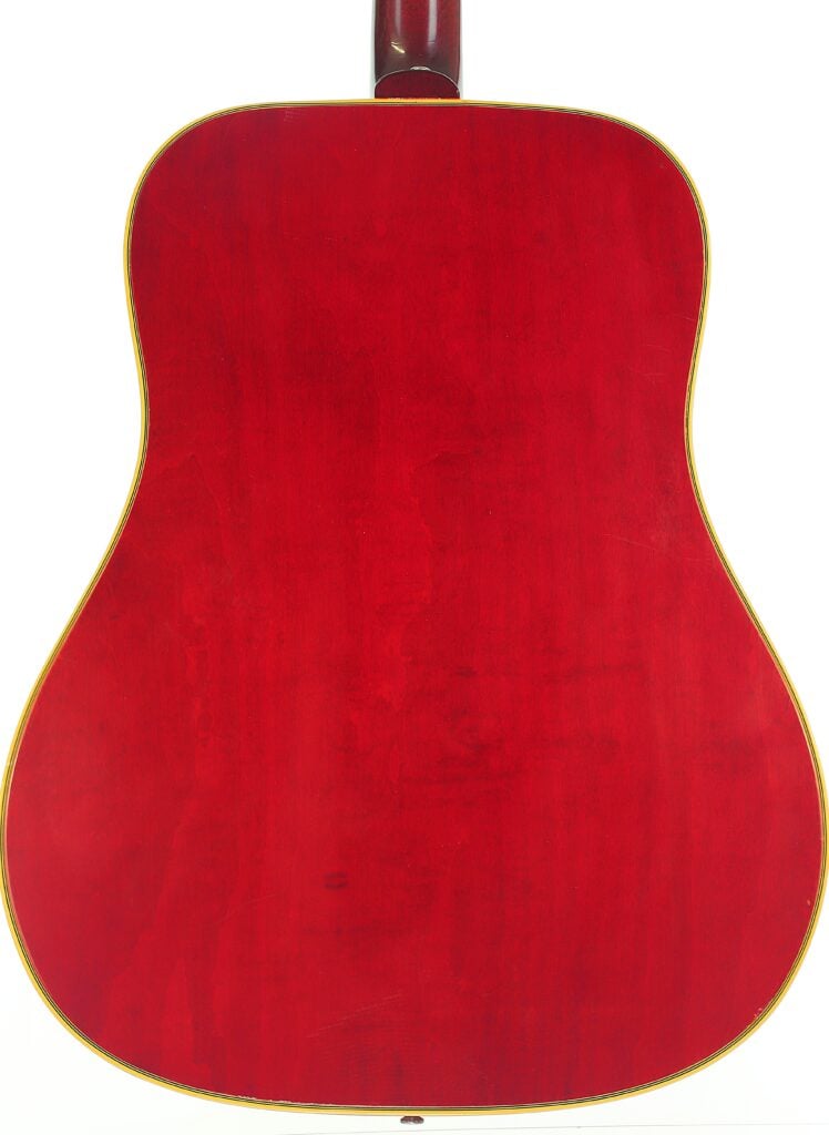 Rückansicht eines roten Gibson Dove 1968 Akustikgitarrenkorpus mit gelber Einfassung. Rückansicht eines roten Gibson Dove 1968 Akustikgitarrenkorpus mit gelber Einfassung.