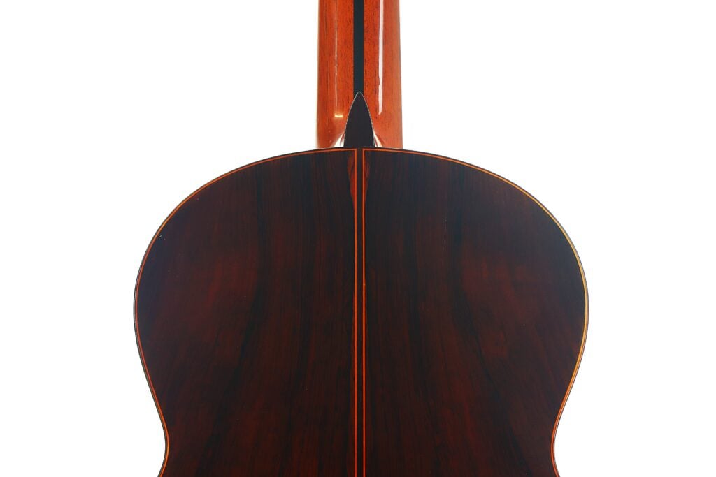 Rückansicht einer Jose Ramirez 1a 1968 Klassische Gitarre, die die dunkle Holzmaserung des Bodens und des Halsfußes zeigt. Rückansicht einer Jose Ramirez 1a 1968 Klassische Gitarre, die die dunkle Holzmaserung des Bodens und des Halsfußes zeigt.