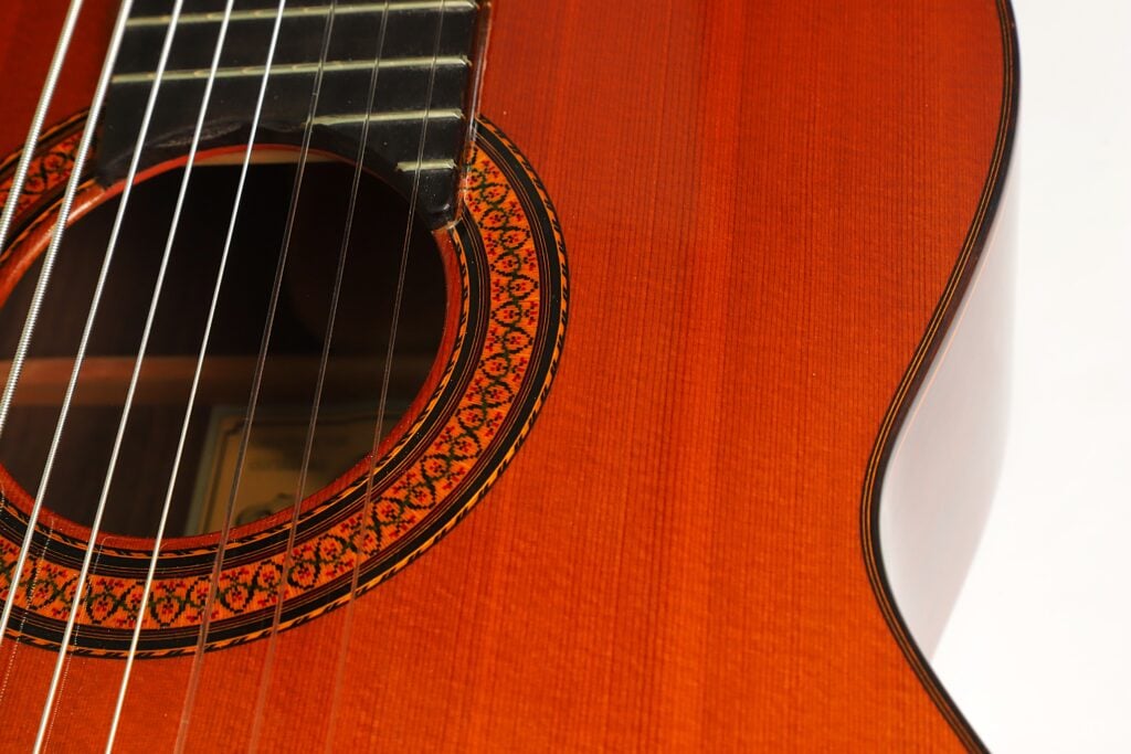 Nahaufnahme des Schalllochs und der Rosette einer 8-saitigen klassischen Gitarre von Jose Ramirez aus dem Jahr 1984. Nahaufnahme des Schalllochs und der Rosette einer 8-saitigen klassischen Gitarre von Jose Ramirez aus dem Jahr 1984.