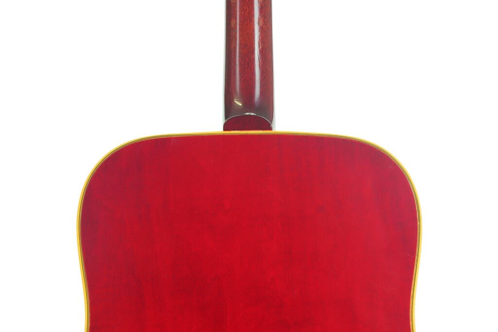 Rückansicht des roten Korpus und des Halses einer Gibson Dove Akustikgitarre aus dem Jahr 1968. Rückansicht des roten Korpus und des Halses einer Gibson Dove Akustikgitarre aus dem Jahr 1968.