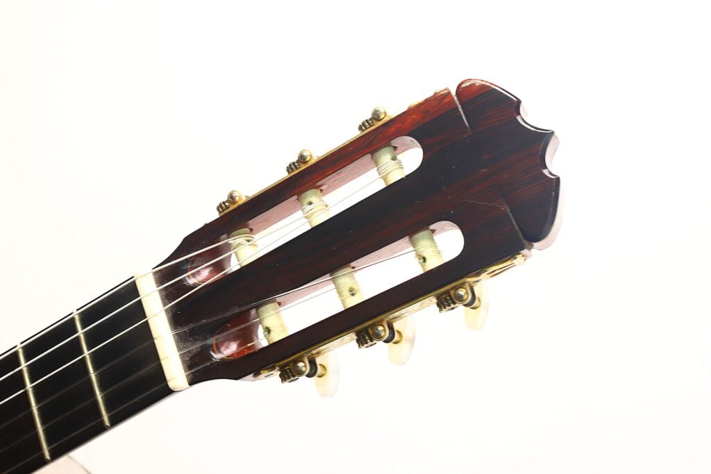 Kopfplatte einer Jose Ramirez 1a 1968 Klassische Gitarre mit Stimmwirbeln und Saiten. Kopfplatte einer Jose Ramirez 1a 1968 Klassische Gitarre mit Stimmwirbeln und Saiten.