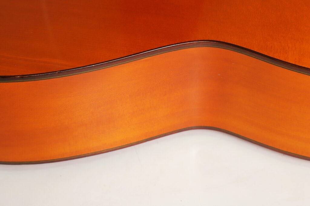 Nahaufnahme der gewölbten Seite einer akustischen Flamenco-Gitarre vom Typ Manuel Contreras 1a 1977. Nahaufnahme der gewölbten Seite einer akustischen Flamenco-Gitarre vom Typ Manuel Contreras 1a 1977.