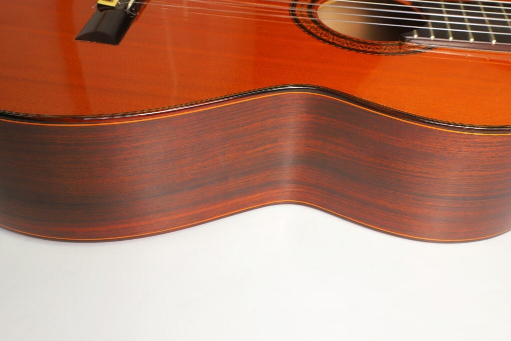 Nahaufnahme des Korpus einer 8-saitigen klassischen Gitarre von Jose Ramirez aus dem Jahr 1984. Nahaufnahme des Korpus einer 8-saitigen klassischen Gitarre von Jose Ramirez aus dem Jahr 1984.