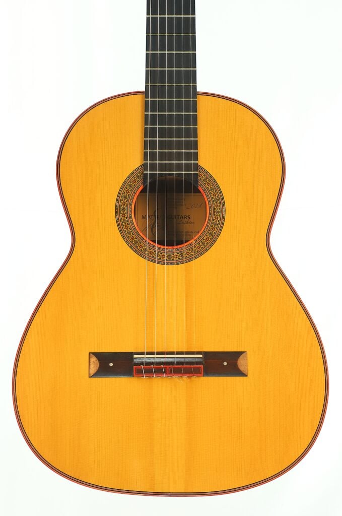 Matthias Hartig 2021 Torres Klassische Gitarre mit einer hellen Resonanzdecke, einem dunklen Griffbrett und einer kunstvoll verzierten, kreisförmigen Rosette um das Schallloch. Matthias Hartig 2021 Torres Klassische Gitarre mit einer hellen Resonanzdecke, einem dunklen Griffbrett und einer kunstvoll verzierten, kreisförmigen Rosette um das Schallloch.