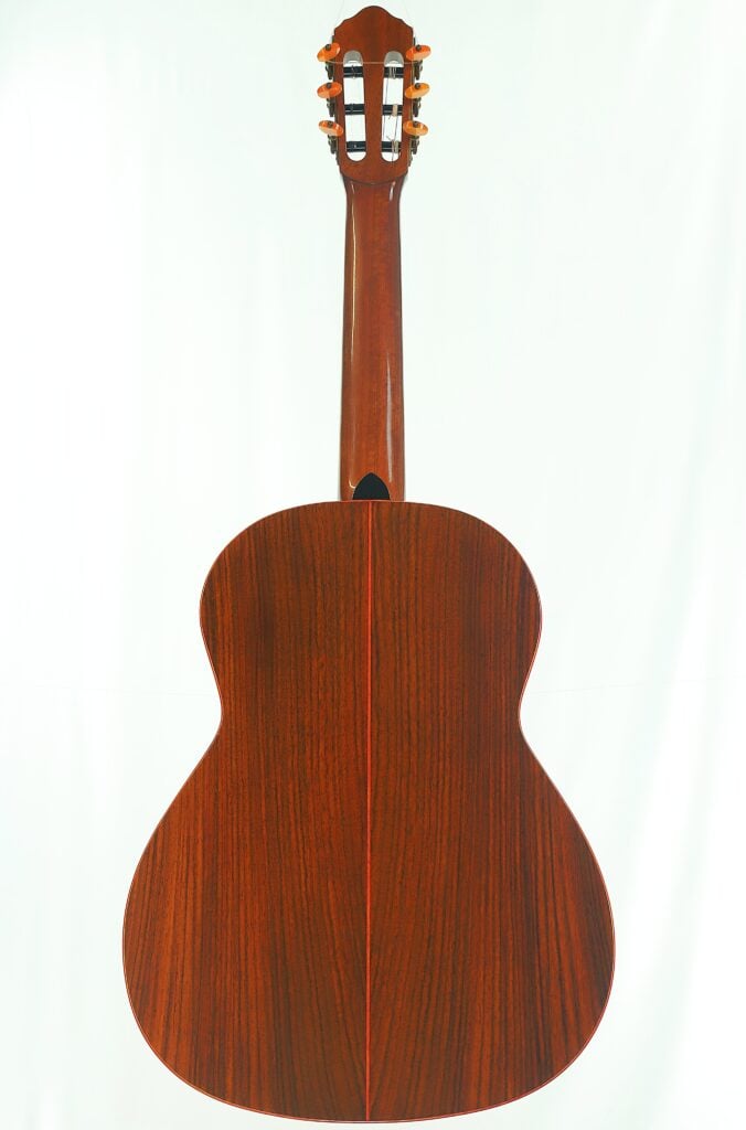 Rückansicht einer Torres Klassische Gitarre von Matthias Hartig aus dem Jahr 2021, die den Korpus und den Hals aus Holz zeigt. Rückansicht einer Torres Klassische Gitarre von Matthias Hartig aus dem Jahr 2021, die den Korpus und den Hals aus Holz zeigt.