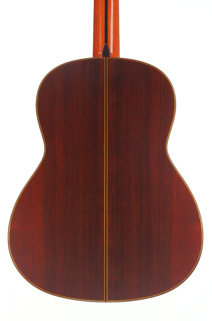 Die Rückseite einer Hopf Gran Concertio 2000 Klassische Gitarre, auf der die dunkle Maserung des Korpus und des Halses zu sehen ist. Die Rückseite einer Hopf Gran Concertio 2000 Klassische Gitarre, auf der die dunkle Maserung des Korpus und des Halses zu sehen ist.
