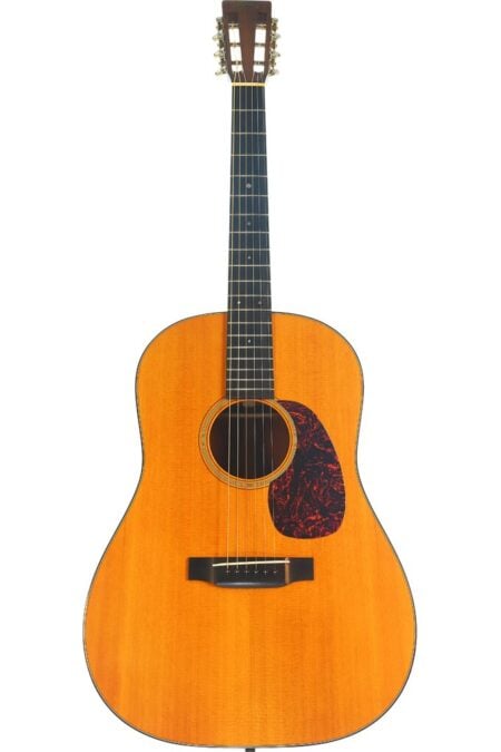 Martin D-18 VS 2006 Akustik Gitarre mit einem Korpus aus Naturholz, einem dunklen Griffbrett und einem Pickguard in Schildpattoptik. Martin D-18 VS 2006 Akustik Gitarre mit einem Korpus aus Naturholz, einem dunklen Griffbrett und einem Pickguard in Schildpattoptik.
