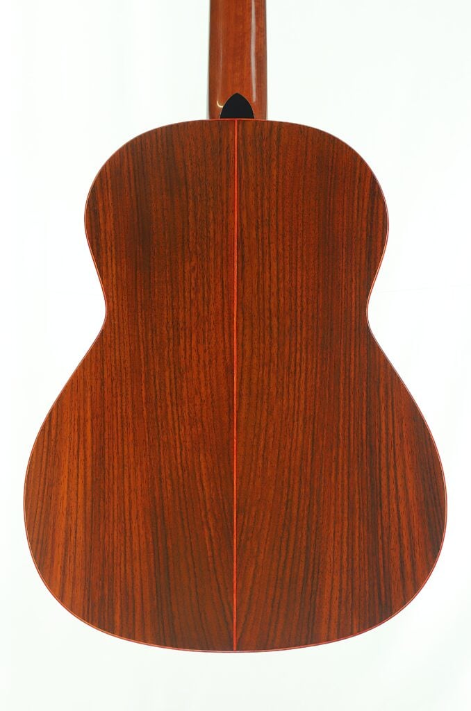 Rückansicht des Korpus einer Torres Klassische Gitarre von Matthias Hartig aus dem Jahr 2021, die einen zweiteiligen Holzboden mit einer Naht in der Mitte zeigt. Rückansicht des Korpus einer Torres Klassische Gitarre von Matthias Hartig aus dem Jahr 2021, die einen zweiteiligen Holzboden mit einer Naht in der Mitte zeigt.