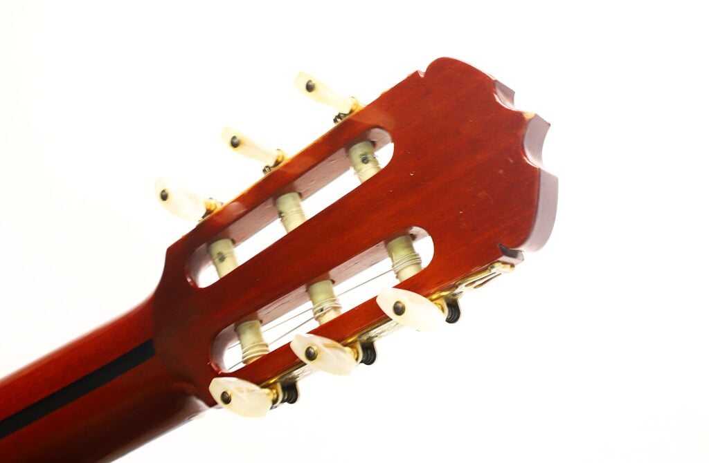 Nahaufnahme des hölzernen Kopfstücks und der Stimmwirbel einer Jose Ramirez 1a 1968 Klassische Gitarre. Nahaufnahme des hölzernen Kopfstücks und der Stimmwirbel einer Jose Ramirez 1a 1968 Klassische Gitarre.