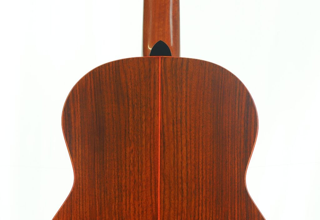 Rückansicht des Korpus einer Torres Klassische Gitarre von Matthias Hartig aus dem Jahr 2021, auf der die Holzmaserung und eine Mittelnaht zu sehen sind. Rückansicht des Korpus einer Torres Klassische Gitarre von Matthias Hartig aus dem Jahr 2021, auf der die Holzmaserung und eine Mittelnaht zu sehen sind.