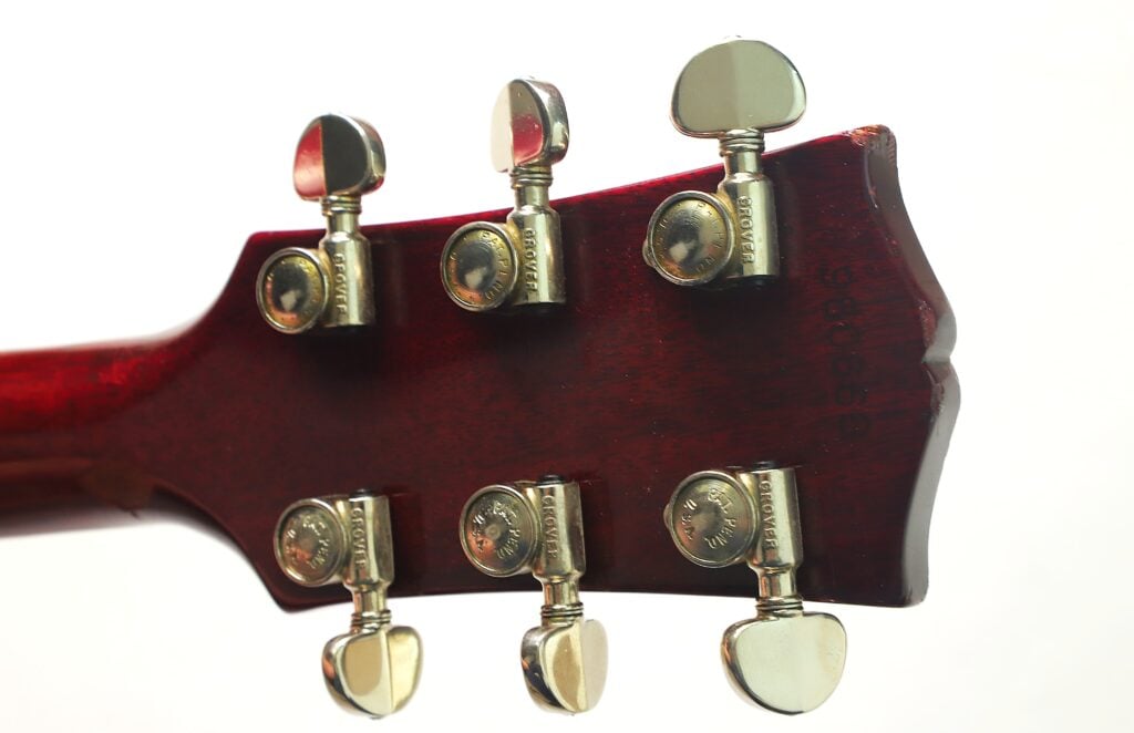 Rückseite des Kopfes einer Gibson Dove Akustikgitarre aus dem Jahr 1968 mit sechs verchromten Stimmwirbeln. Rückseite des Kopfes einer Gibson Dove Akustikgitarre aus dem Jahr 1968 mit sechs verchromten Stimmwirbeln.