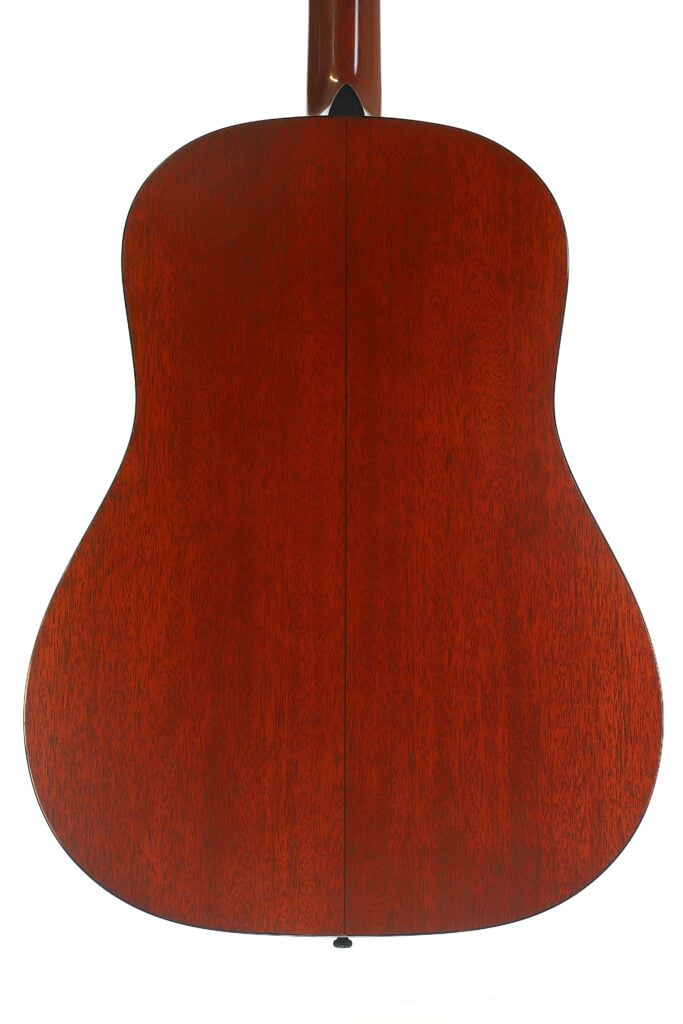 Die Rückseite einer Martin D-18 VS 2006 Akustikgitarre mit dunkler Holzmaserung und einer vertikalen Mittelnaht. Die Rückseite einer Martin D-18 VS 2006 Akustikgitarre mit dunkler Holzmaserung und einer vertikalen Mittelnaht.