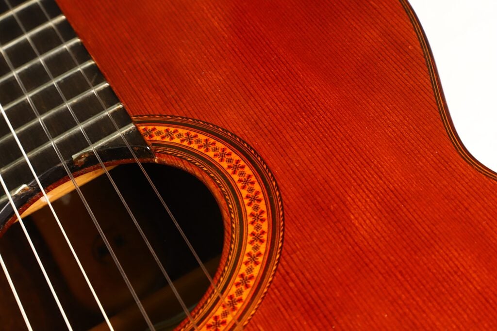 Nahaufnahme des Schalllochs und der kunstvoll verzierten Mosaikrosette am Korpus einer Jose Ramirez 1a 1968 Klassische Gitarre. Nahaufnahme des Schalllochs und der kunstvoll verzierten Mosaikrosette am Korpus einer Jose Ramirez 1a 1968 Klassische Gitarre.