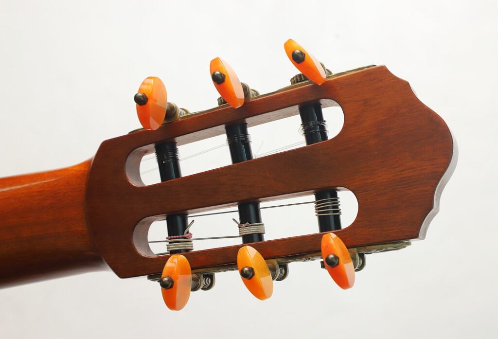 Matthias Hartig 2021 Torres Klassische Gitarre mit Kopfplatte, sechs Saiten und leuchtend orangefarbenen Stimmwirbeln. Matthias Hartig 2021 Torres Klassische Gitarre mit Kopfplatte, sechs Saiten und leuchtend orangefarbenen Stimmwirbeln.