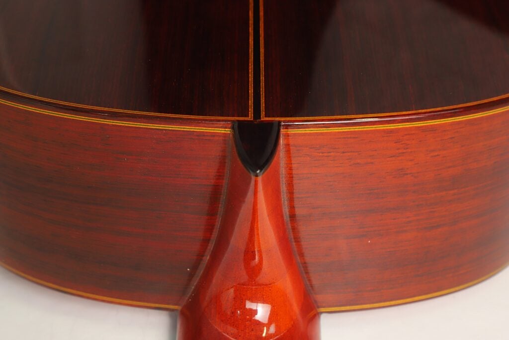 Nahaufnahme des Halsfußes und des Korpusansatzes einer Hopf Gran Concertio 2000 Klassische Gitarre aus glänzendem Holz. Nahaufnahme des Halsfußes und des Korpusansatzes einer Hopf Gran Concertio 2000 Klassische Gitarre aus glänzendem Holz.