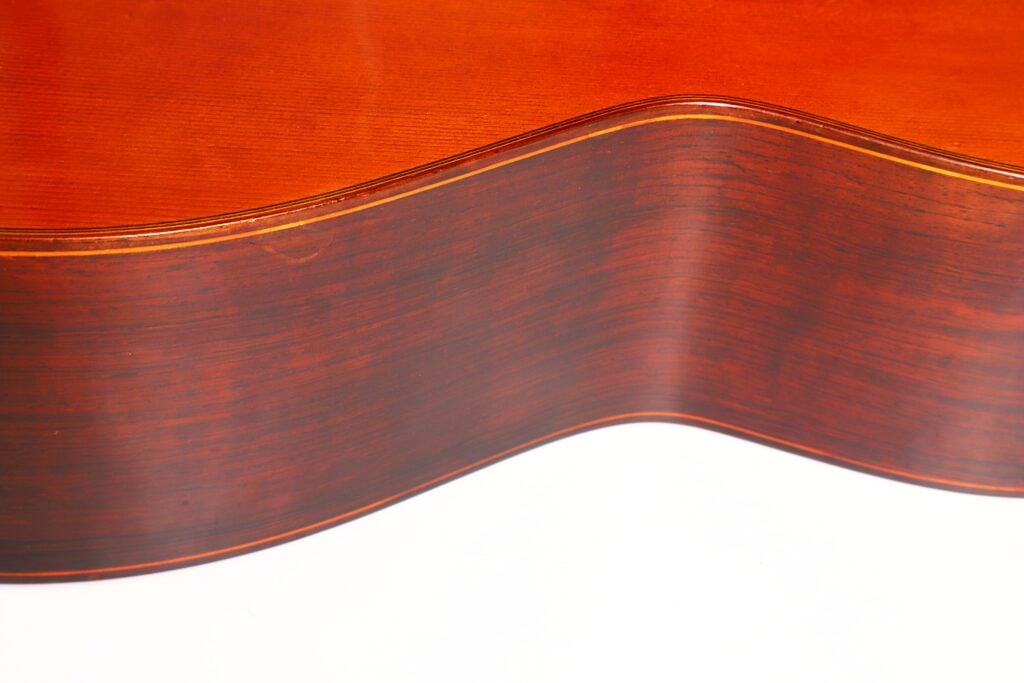 Nahaufnahme des Holzkörpers einer Jose Ramirez 1a 1968 Klassische Gitarre. Nahaufnahme des Holzkörpers einer Jose Ramirez 1a 1968 Klassische Gitarre.