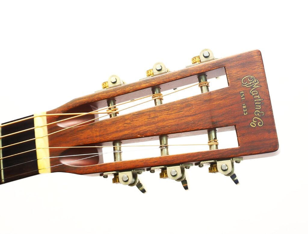 Kopfplatte mit Schlitzen einer Martin D-18 VS 2006 Klassische Gitarre mit Metallstimmwirbeln und Saiten. Kopfplatte mit Schlitzen einer Martin D-18 VS 2006 Klassische Gitarre mit Metallstimmwirbeln und Saiten.