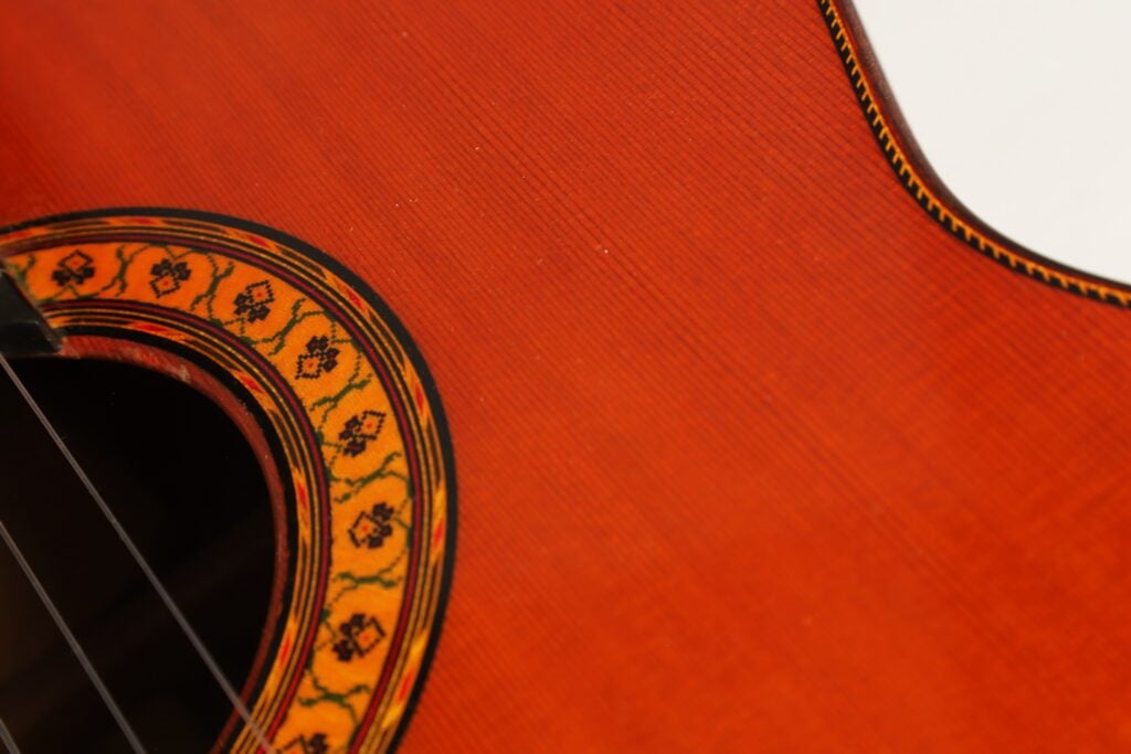 Nahaufnahme des Schalllochs und der Zierrosette einer Hopf Gran Concertio 2000 Klassische Gitarre. Nahaufnahme des Schalllochs und der Zierrosette einer Hopf Gran Concertio 2000 Klassische Gitarre.